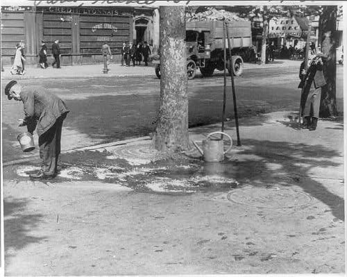 HistoricalFindings Fotó: Párizs,Franciaország,1939,Egy Tisztább,Ember Tisztítás Járdán,Utcaseprő,Vödör